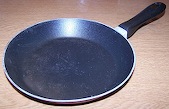 800px-Frying_pan_with_black_handle